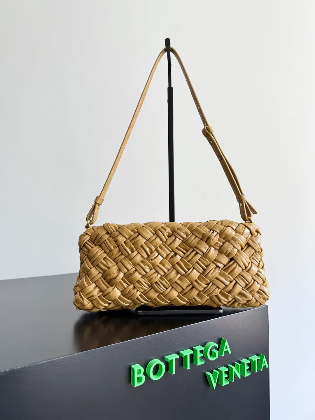 Batch 2560 BottegaVeneta's latest Kalimero cha cha fashionable chacha woven handbag, a solid product! This is really not easy to make. The oil-waxed cowhide used requires craftsmen with more than 10 years of experience to produce the effect. The hand-knitting process is very difficult and time-consuming. It is a very heavy-duty product. It has a unique texture and is worth buying. The length of the shoulder straps is also perfectly adjustable. Style number: 785780 Size: 28.5*15*6cm
